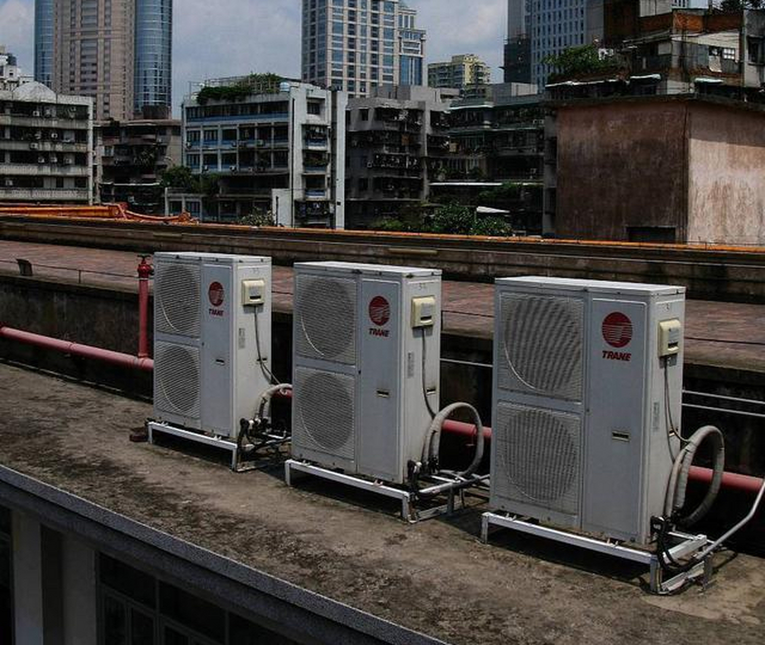 顶楼,开发商安排的设备平台太小,中央空调外机放不下,只能放顶楼屋面