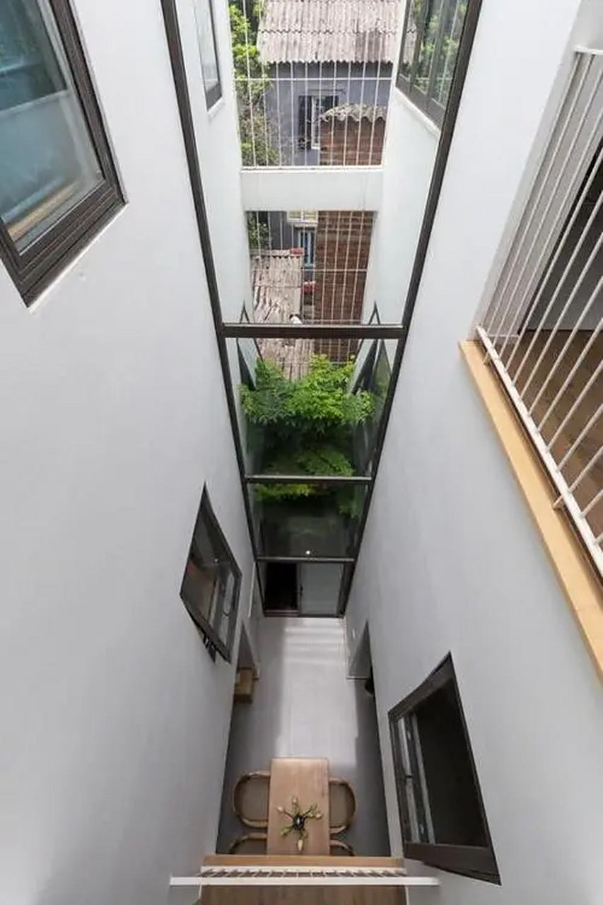 我家买的房子是顶楼,送阁楼和一个天井小院.