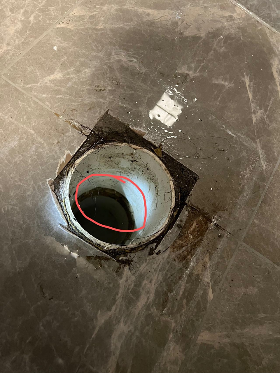 精装修新房入住一个月!马桶下水接口处渗漏,维修人员要用水不漏封堵!