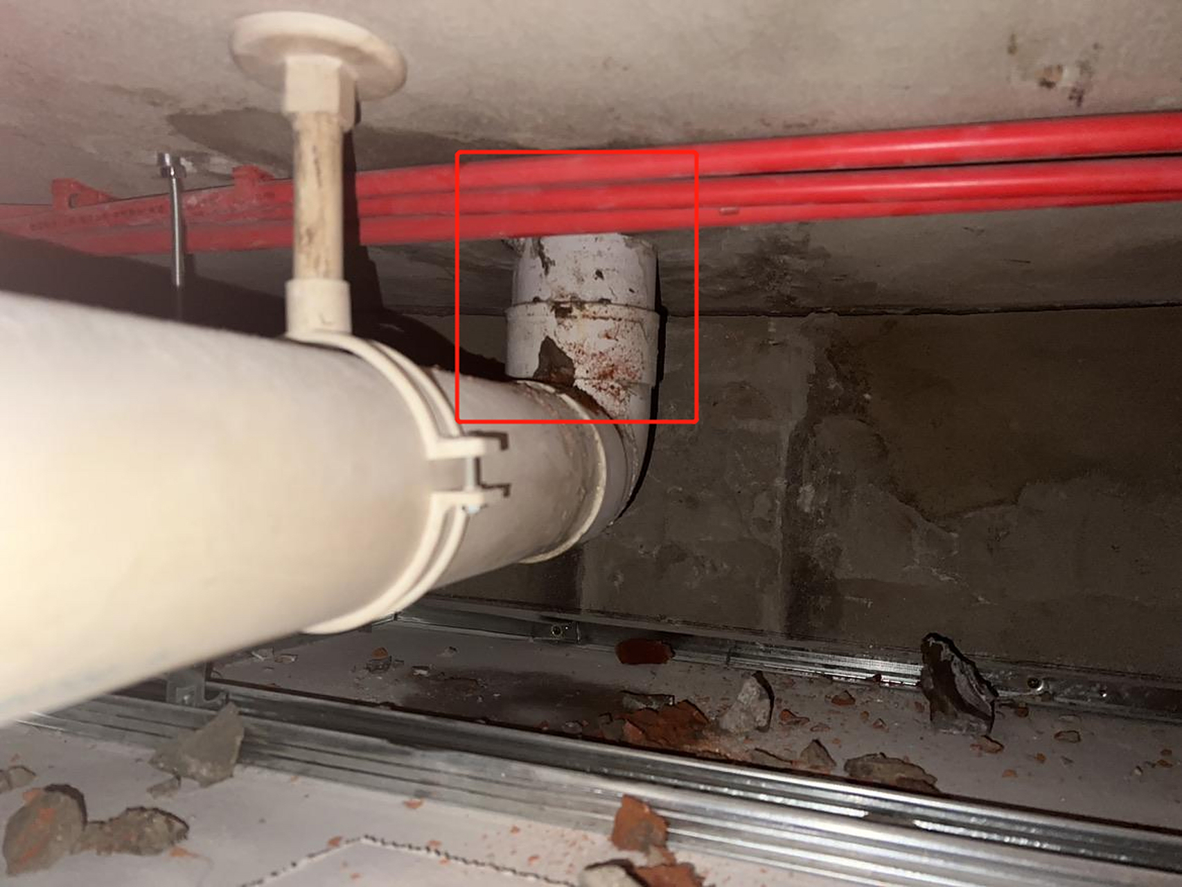 家里面局部改造后,发现楼上未改造卫生间漏水,漏水滴落至楼上马桶排水