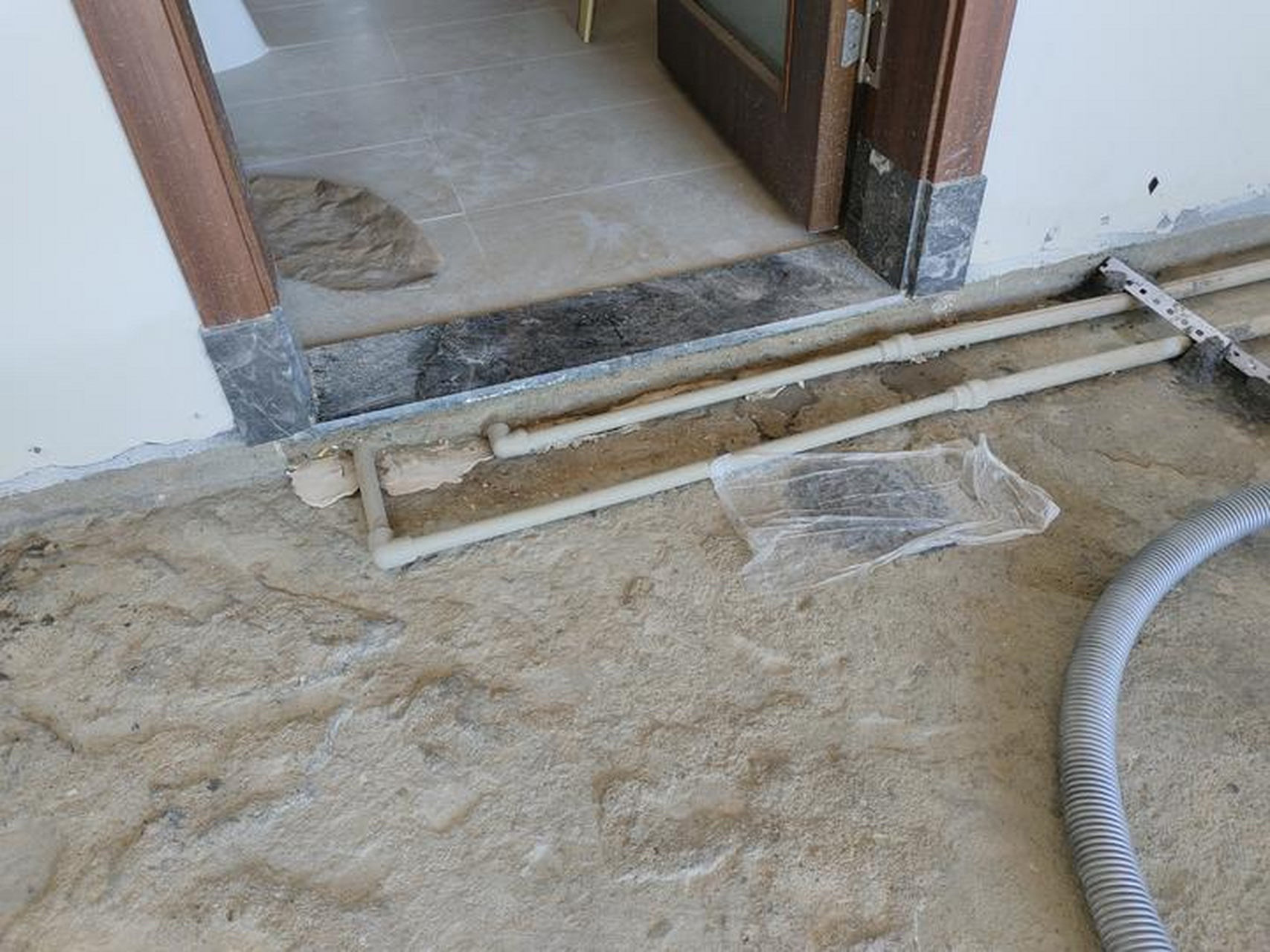 卫生间门槛石做止水墩后,防水层还要门口外延吗?