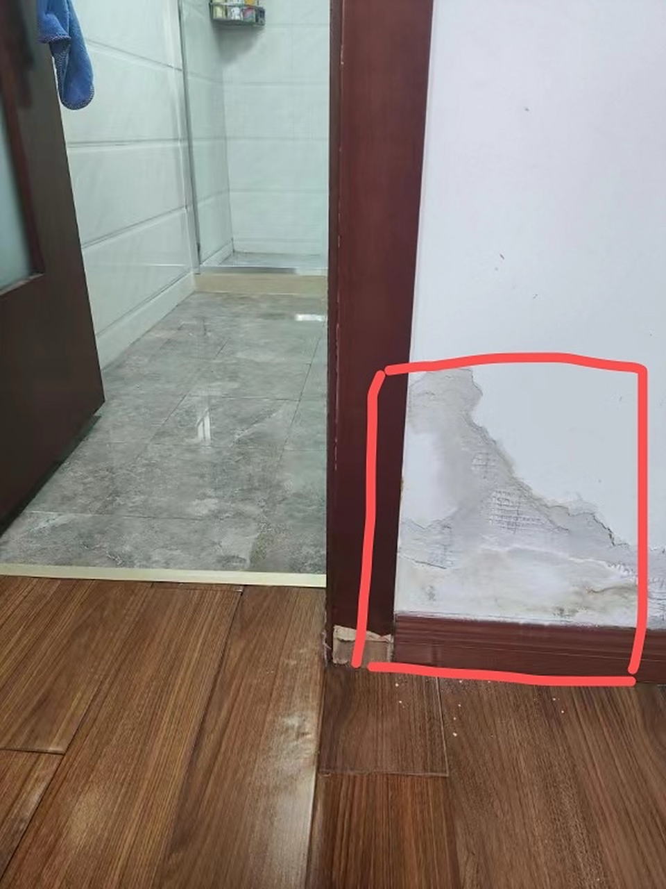 平时我也不太在意,这次楼下装修反应我家卫生间漏水,图一是我家洗脸台