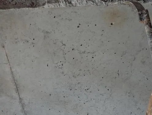 混凝土麻面造成的原因可以归纳为以下几点:  1.