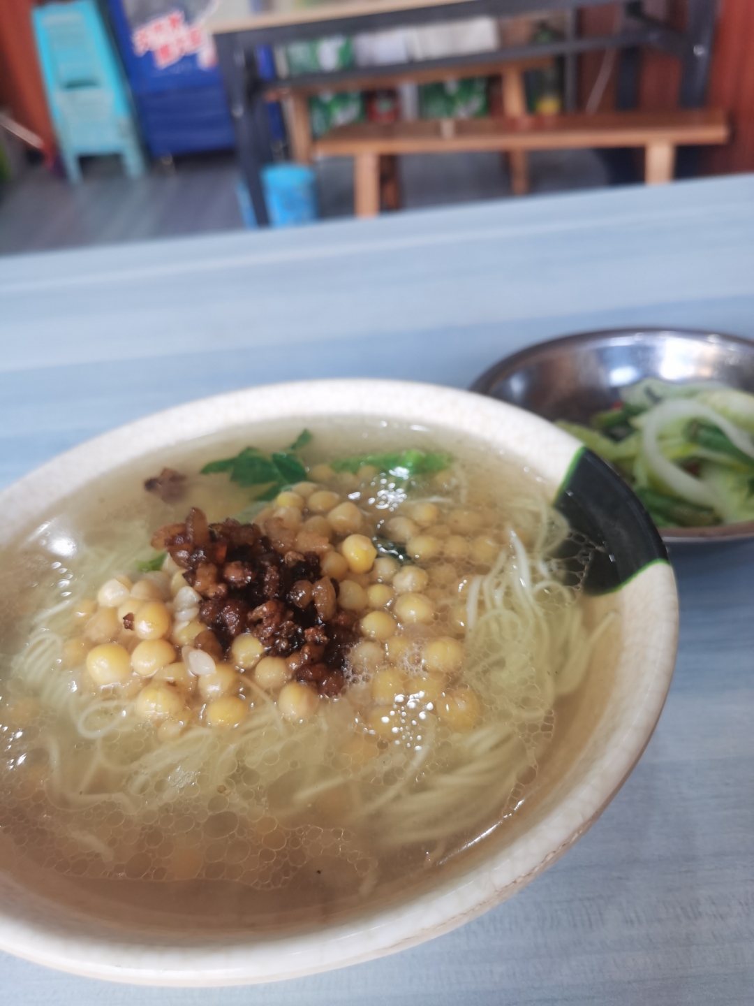 早餐光面的种类都有十多种,什么油素面,担担面,牛肉面,我独爱豆汤面