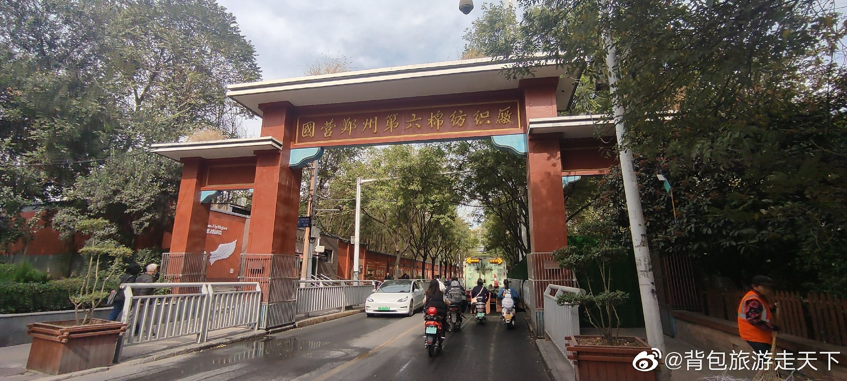 路过郑州国棉六厂那儿,突然就想拍一下郑州建设路六厂前街的"国营郑州