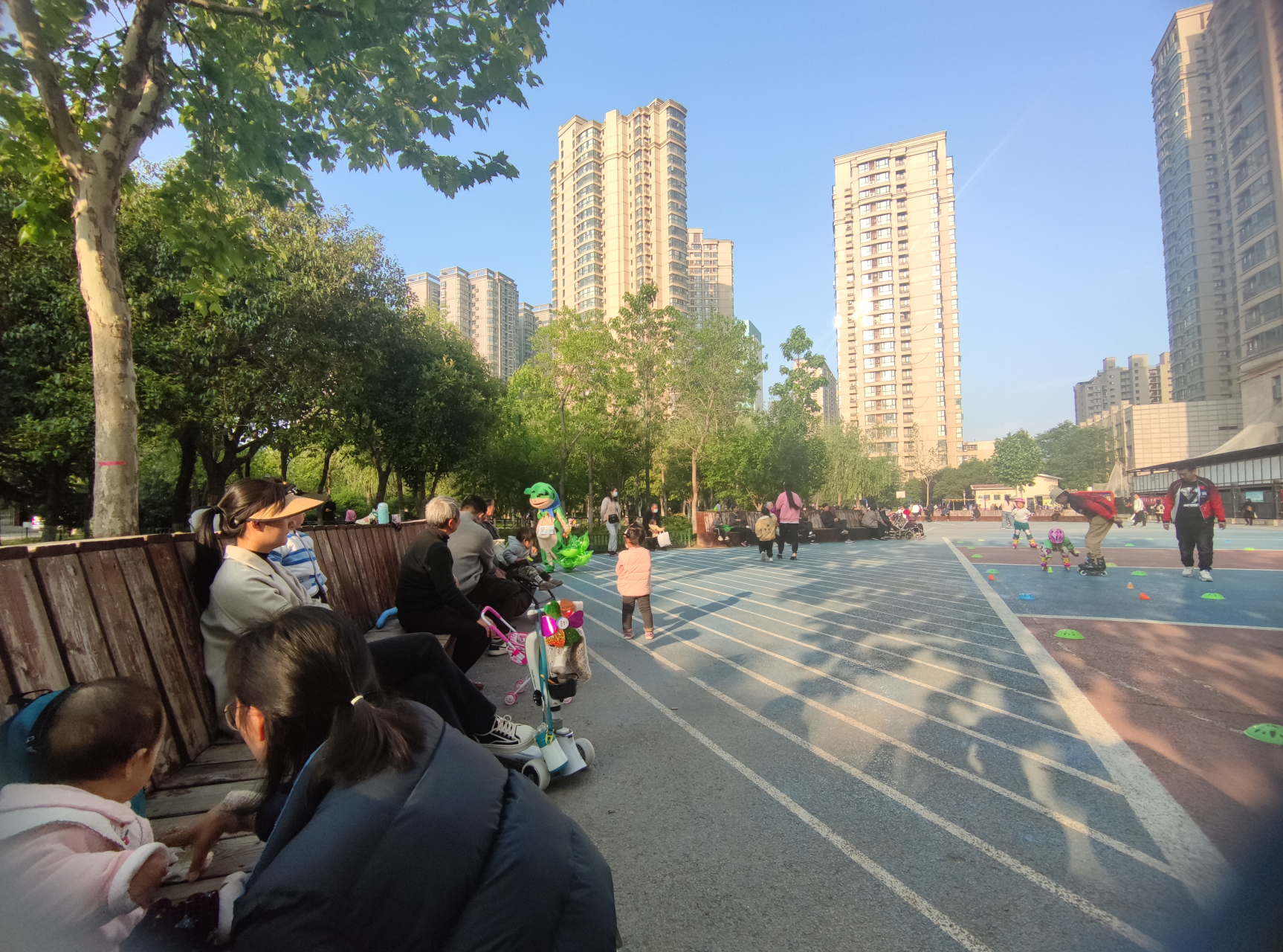 在郑州中原区的儿童公园看到一只可爱的"大青蛙"提着一大堆塑料小青蛙