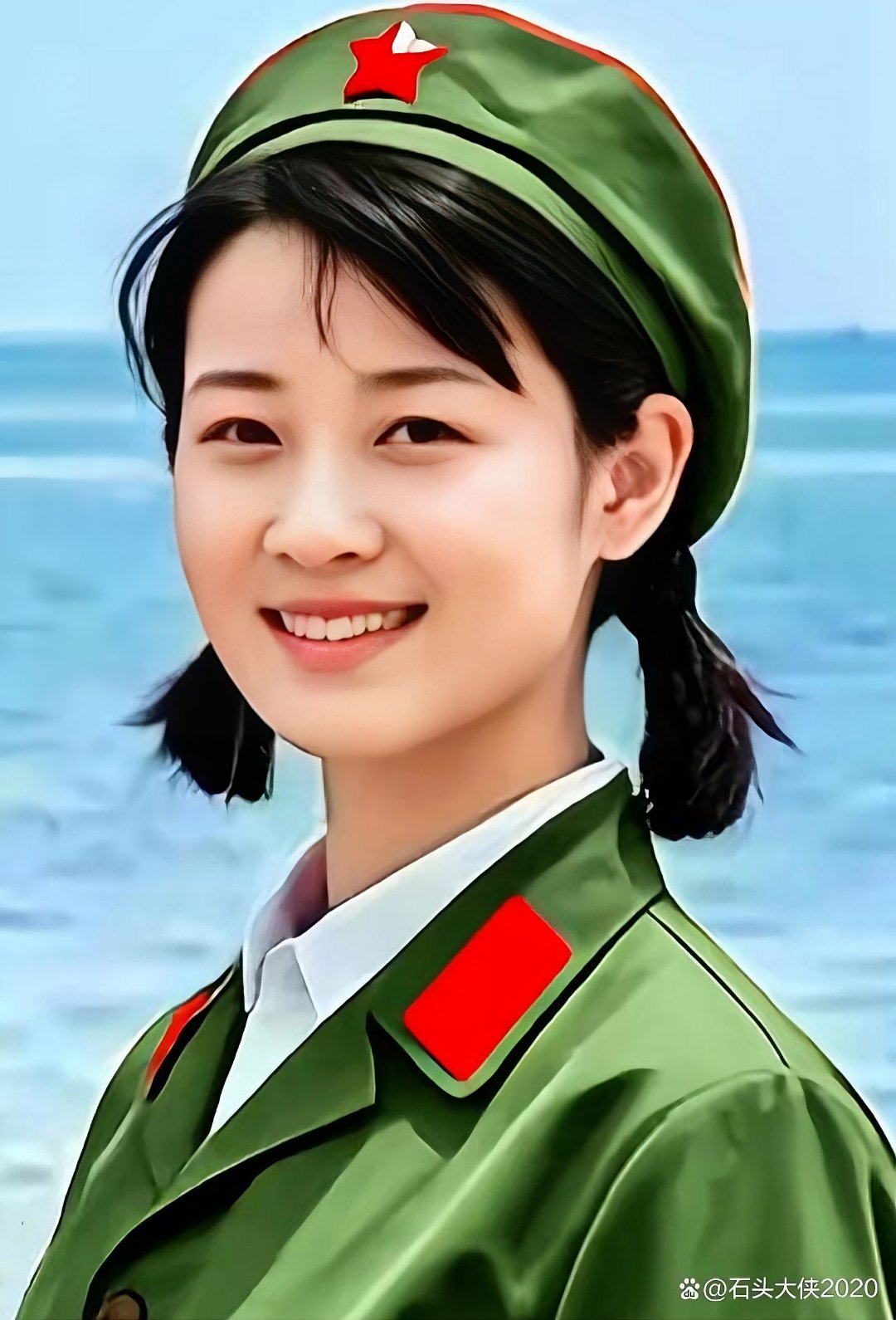 往昔那个爱蹦爱跳的邻家小妹,如今已脱胎换骨,成长为英姿飒爽的女兵