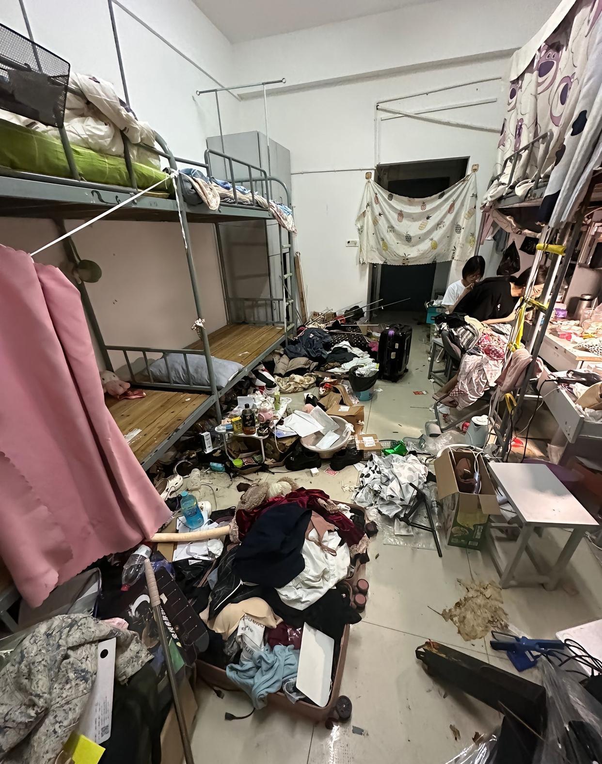 这是女生宿舍你敢信,跟想象中的整洁完全不一样啊,这脏成这样也能住的