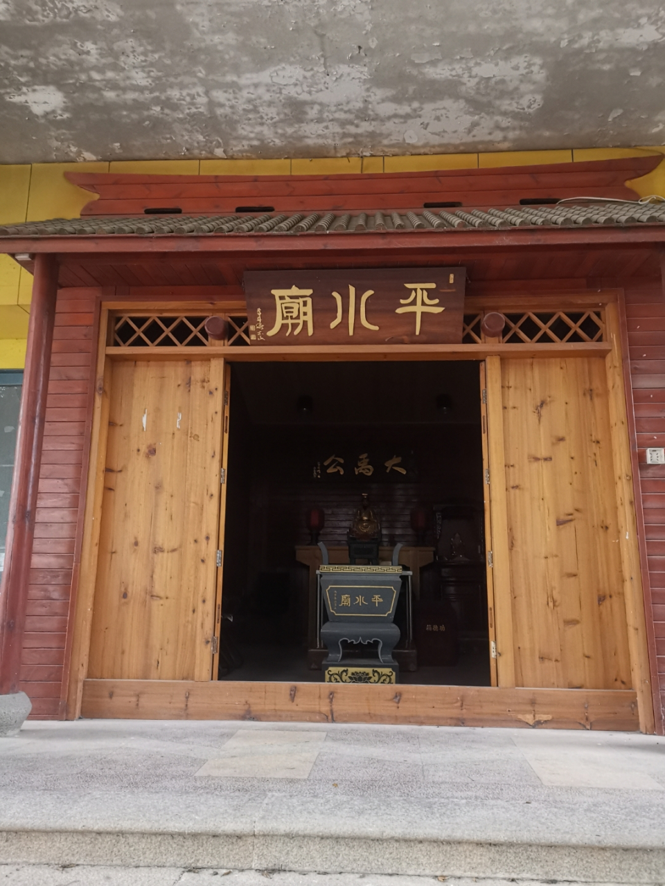 在泉州的平水庙巷里找到了平水庙,里面供奉着大禹的神像,神奇