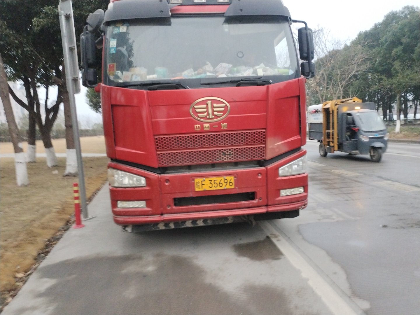 驶机师傅麻烦您,是否可以把你的货车让一下,这里是公交车站