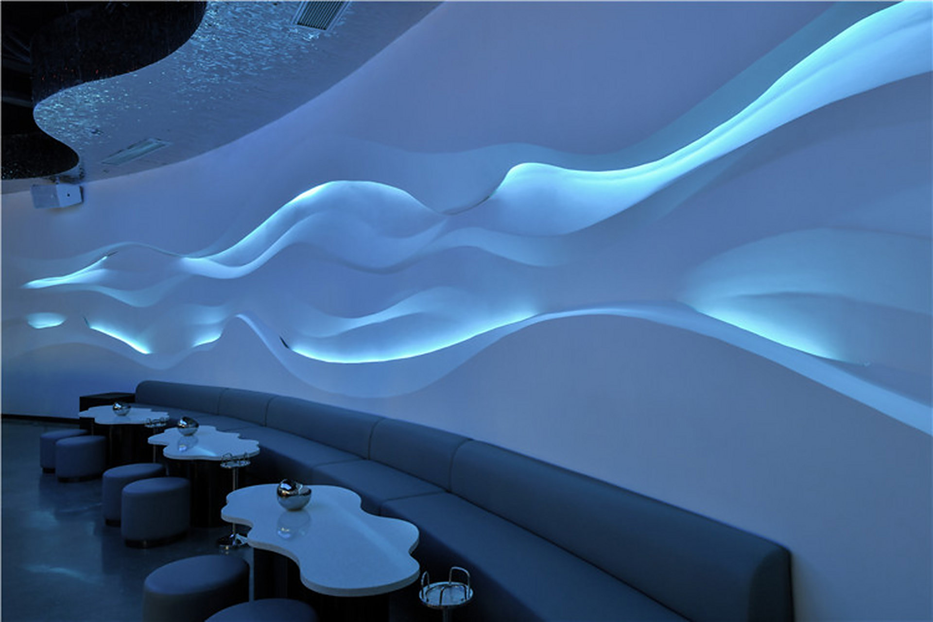 波浪形的曲面造型墙,墙体分三层结构设计.