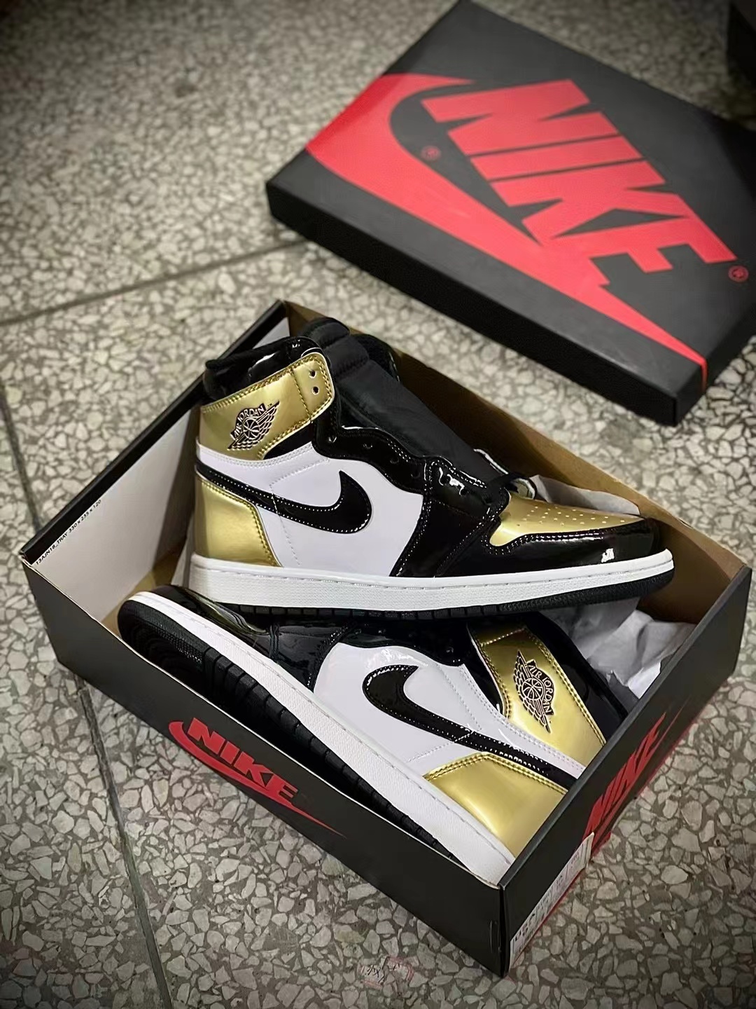 aj1黑金漆皮上脚图图片