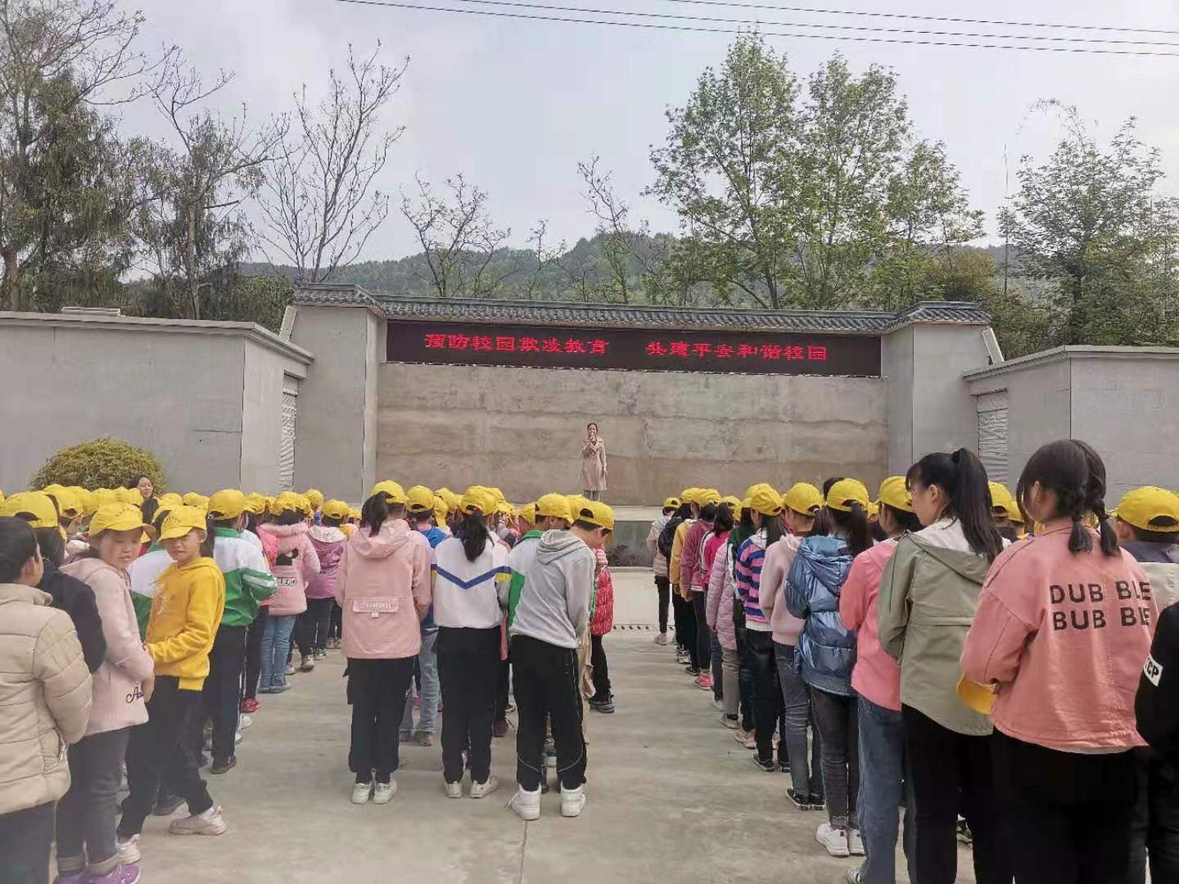 平昌县云台小学形式多样的安全教育日活动  为了进一步提高学生自觉