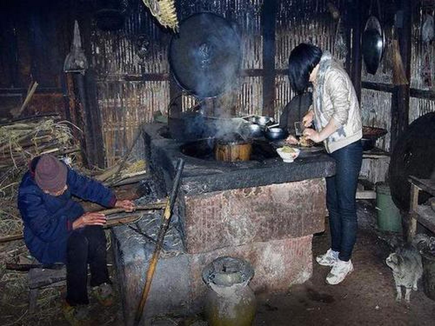 江南土灶[中国]胡昆彬 江南土灶台,一灶烧两锅.