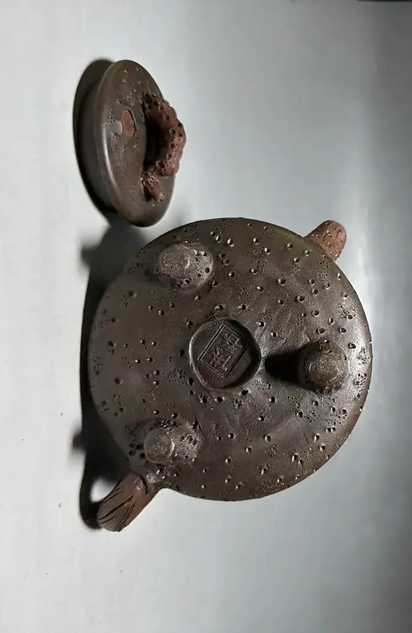 明代正德年间紫砂工艺大师供春三足石瓢壶,以古树,瓢虫,树瘤为基本
