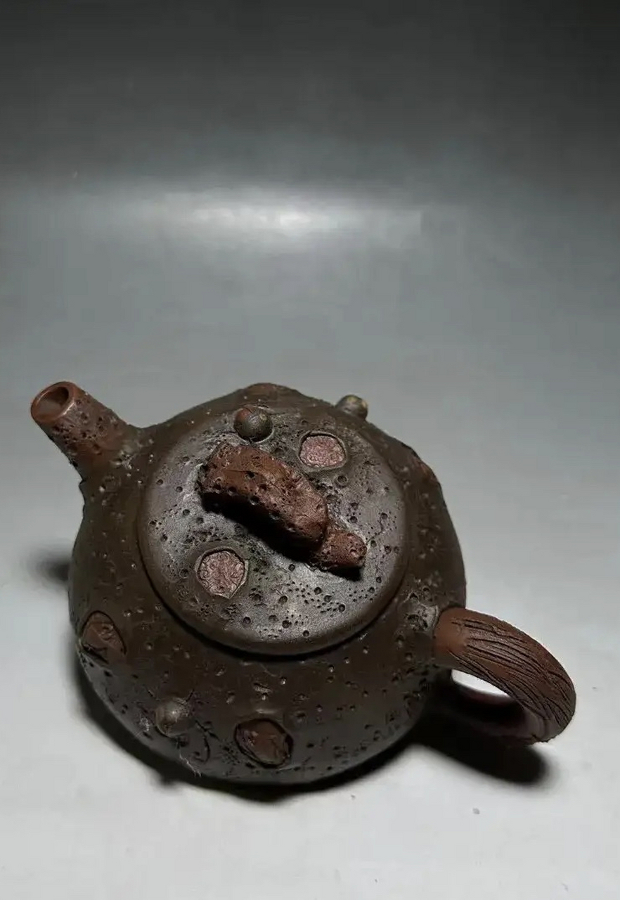 明代正德年间紫砂工艺大师供春三足石瓢壶,以古树,瓢虫,树瘤为基本