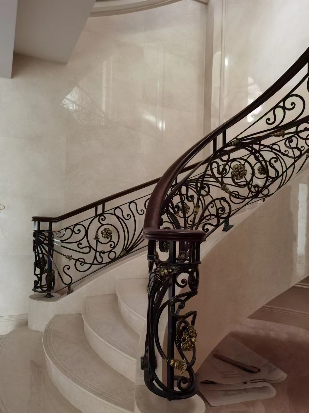 弧形铁艺楼梯,典雅与现代的完美结合!