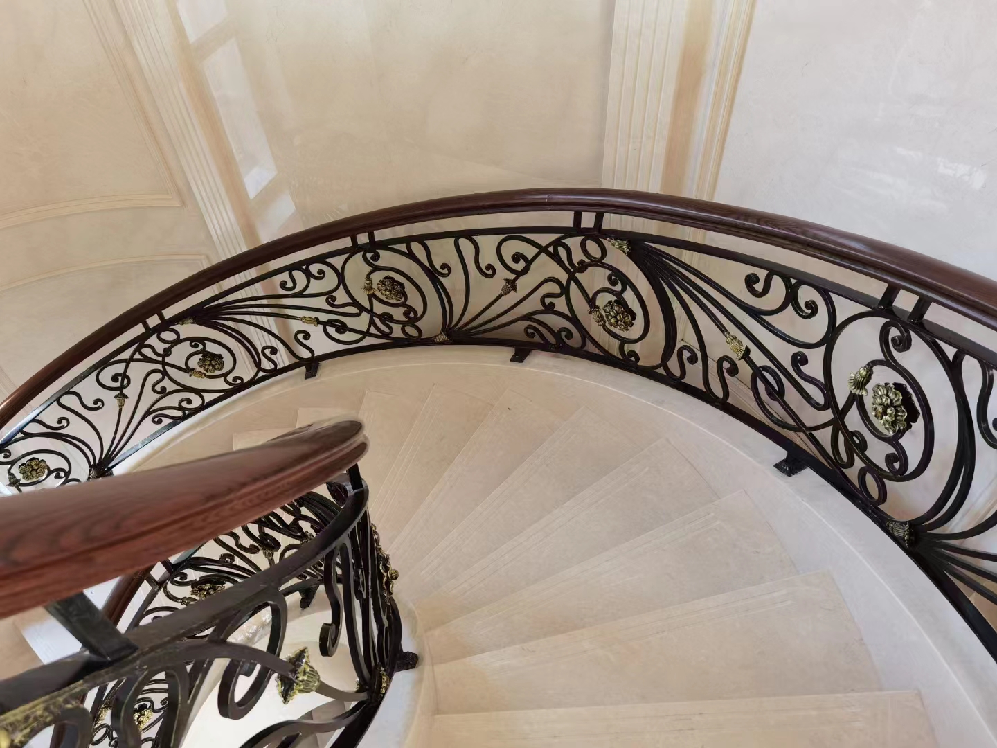 弧形铁艺楼梯,典雅与现代的完美结合!