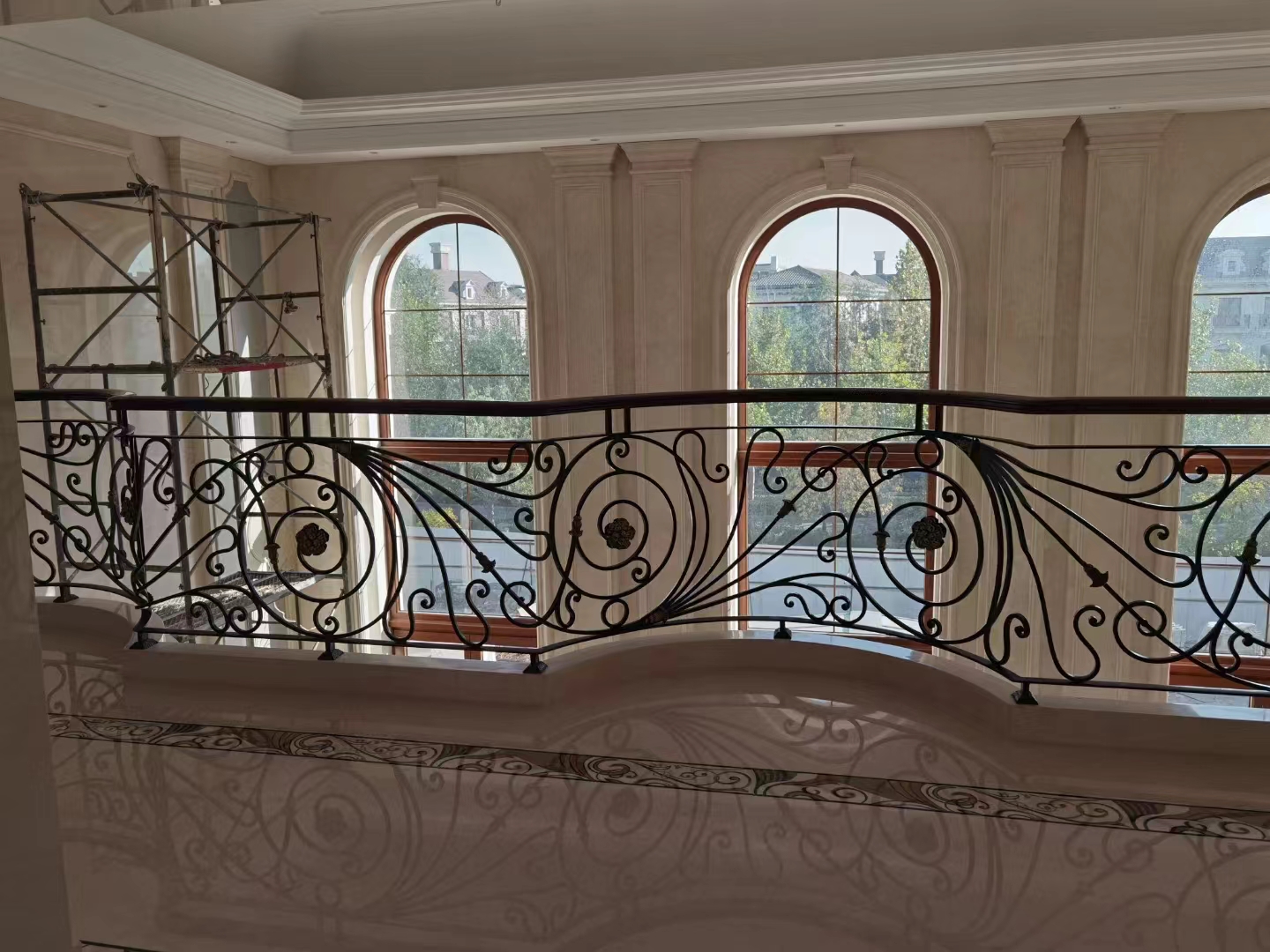 弧形铁艺楼梯,典雅与现代的完美结合!