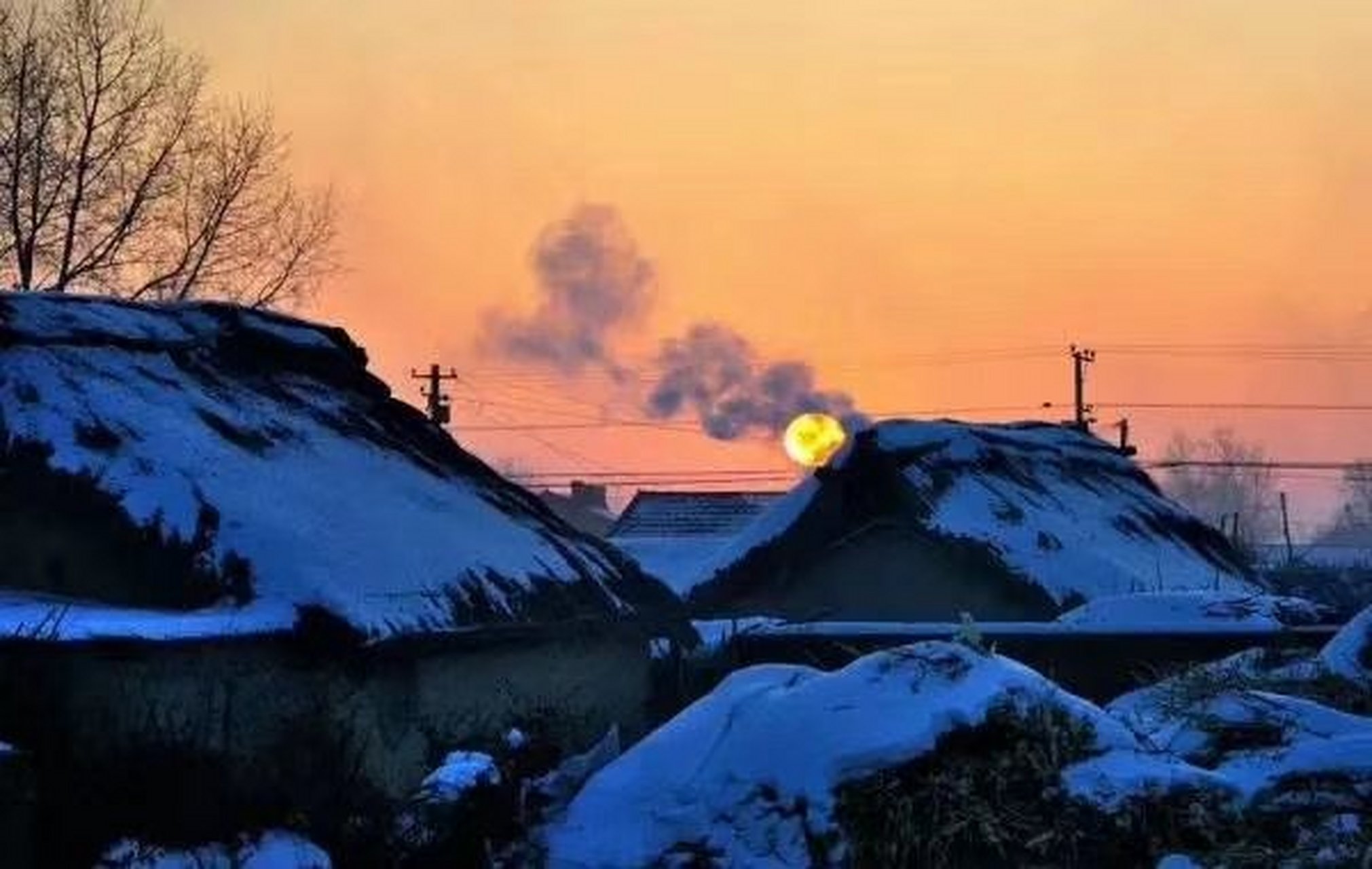 醉爱斜阳落, 白雪覆农家, 炊烟横玉带, 北国画中画!