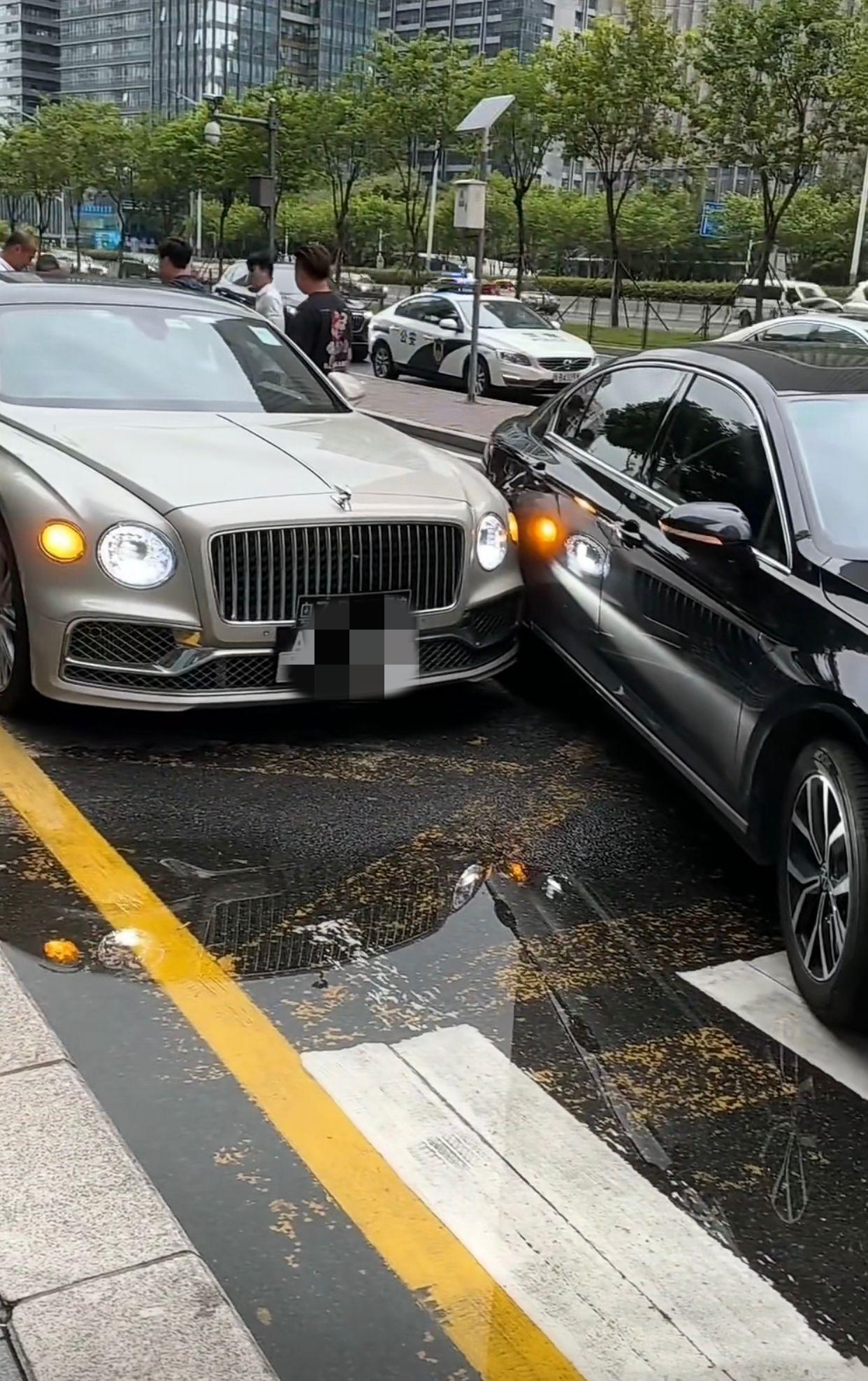 迈腾车主变道时,与一辆三地车牌的宾利飞驰发生了碰撞.