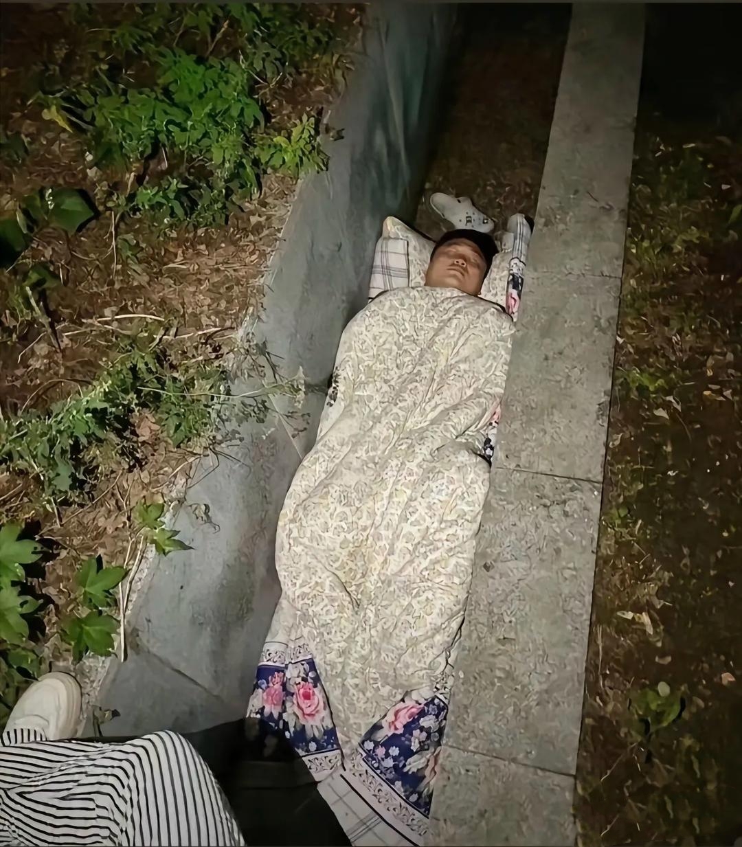 还是如今水葬都成了新风尚了吗?