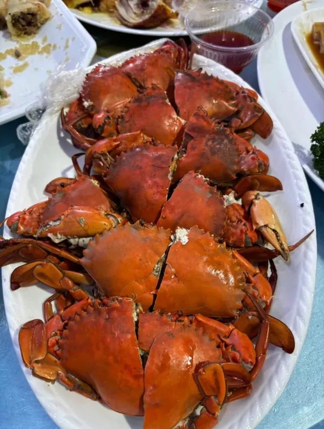 湛江 02鲜红色的大龙虾,整齐排列在洁白如玉的盘子中,宛如一幅精美