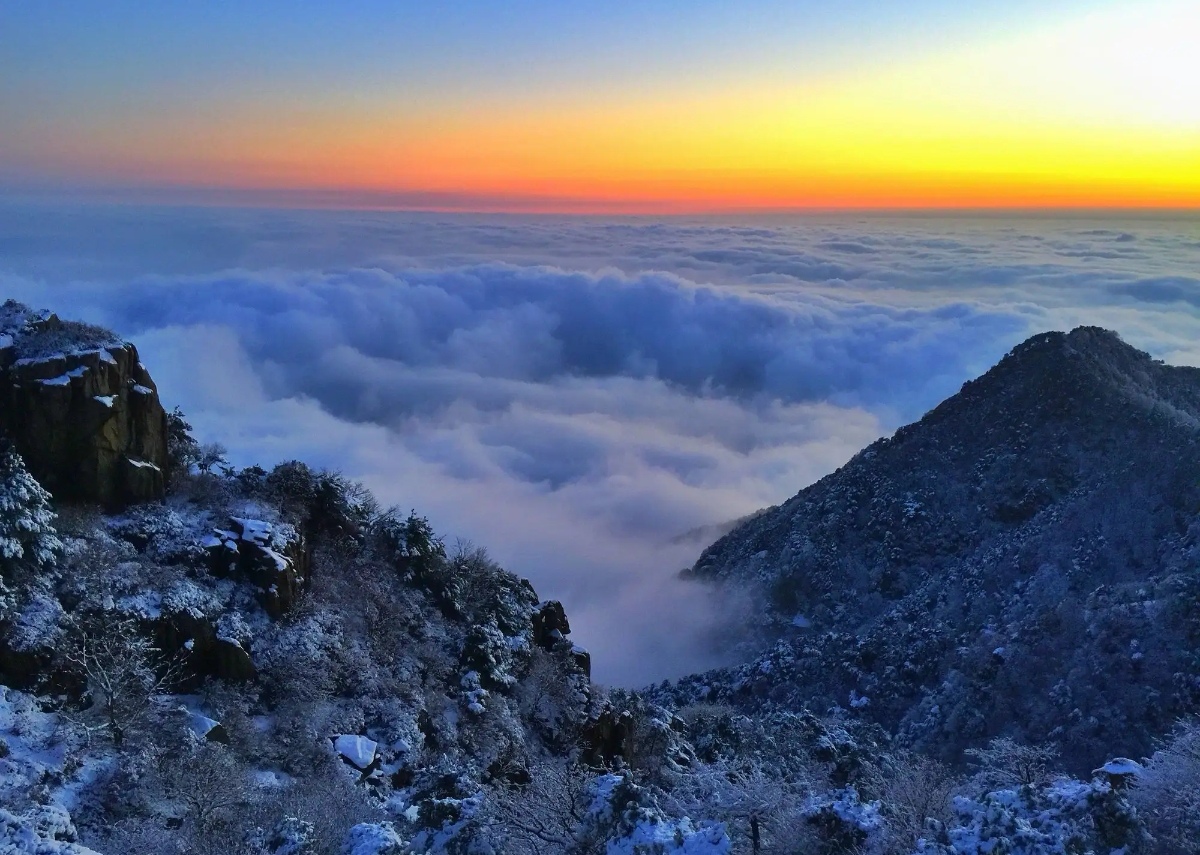 冬天的第一张照片#  泰山晴雪——日出时分,我站在一片雪域之中,感受