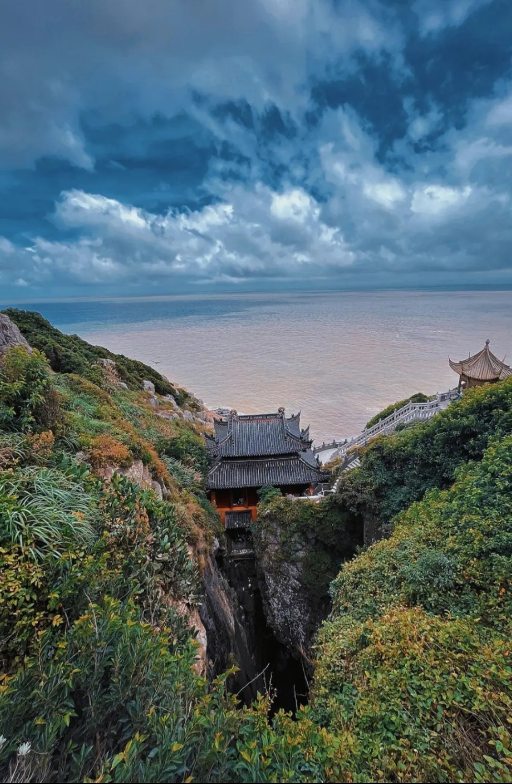 远处的宝塔建筑矗立在地平线上