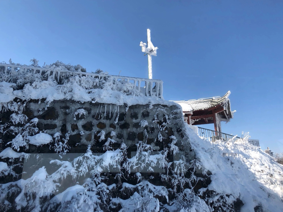 冬日特有的美景——白雪皑皑的峨眉山金顶,如诗如画的雪景令人心醉