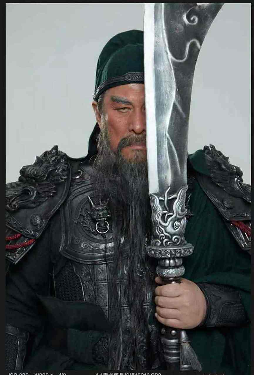 63岁陆树铭再披战袍,在最新拍摄的电影《青龙偃月刀》中出演美髯公关