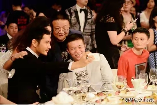 自拍之妙:一桌三影,马云爸爸的背影