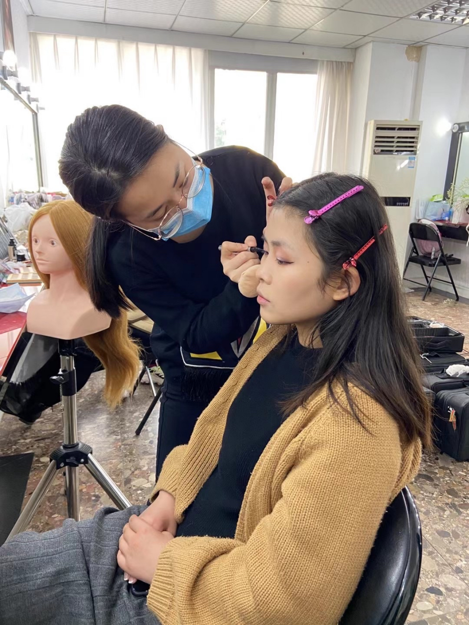 重庆化妆学校# 重庆典韵化妆学校,重庆电视台文娱频道独家合作化妆