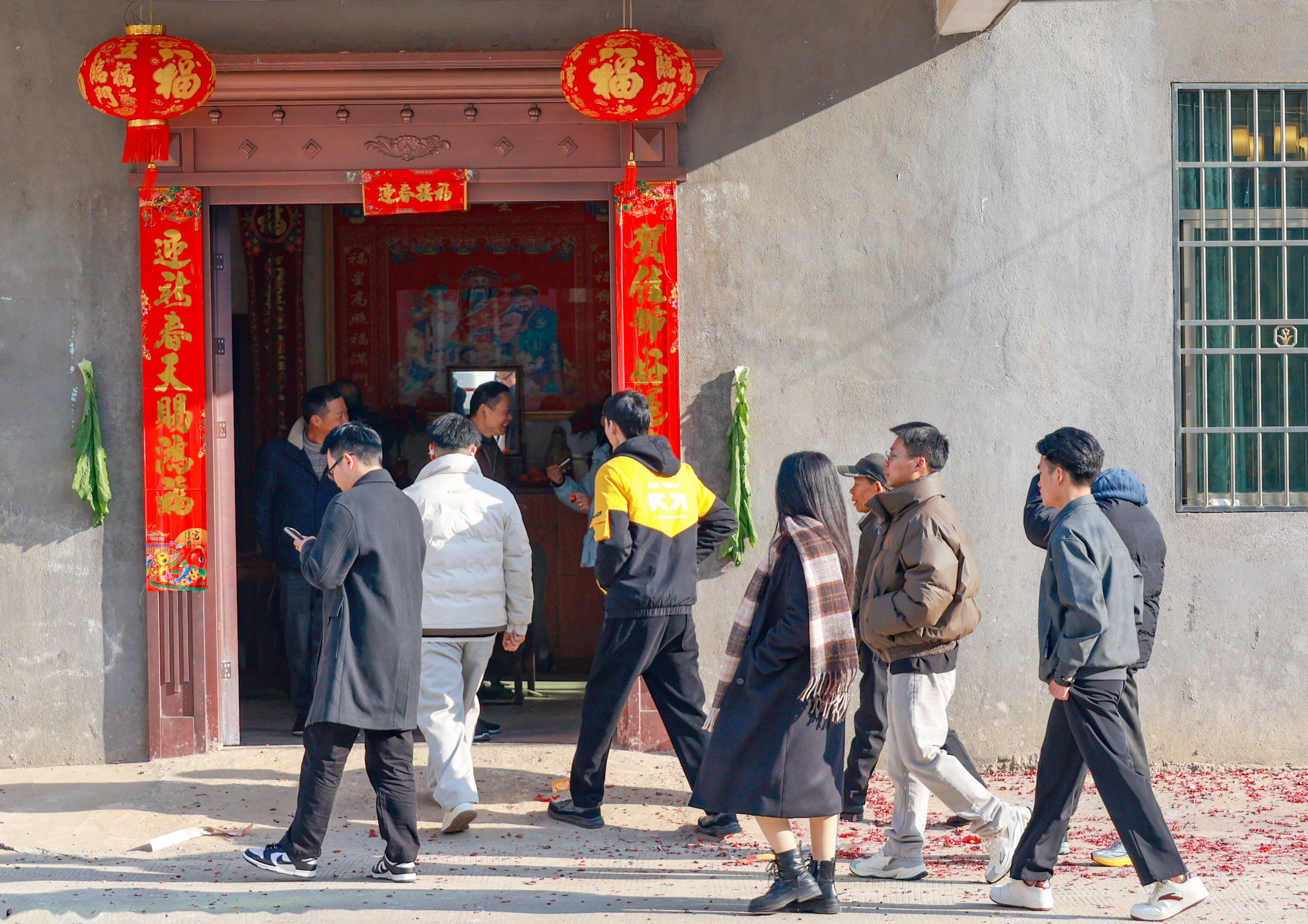 这一天,人们纷纷选择走出家门,或走亲访友,或与老友相聚,让新春的情谊