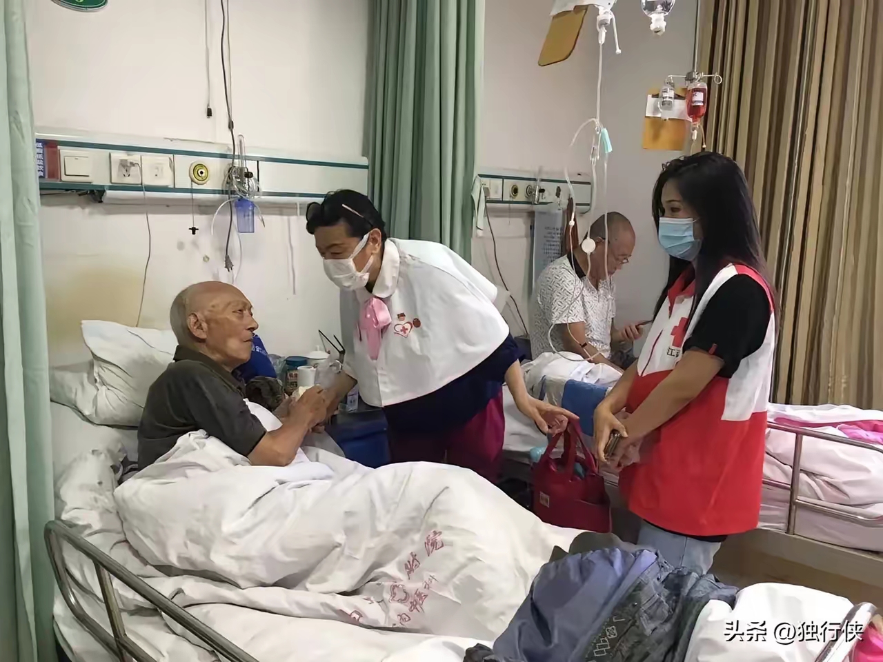 家人守护的照片生病慰问图片医院里帮助老人的图片给医院老人送东西