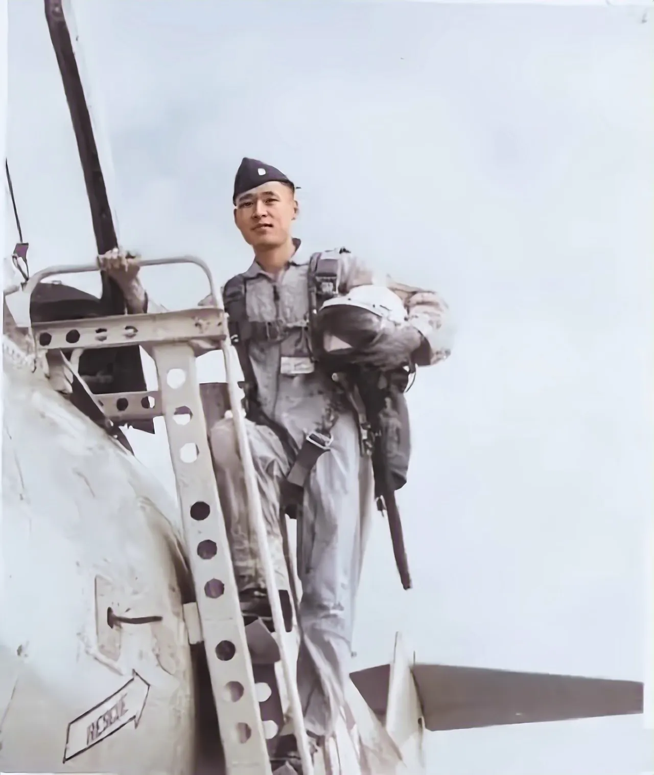 台湾王牌飞行员被俘20年拒不投降,返台后却仰天痛哭:我为谁而战?