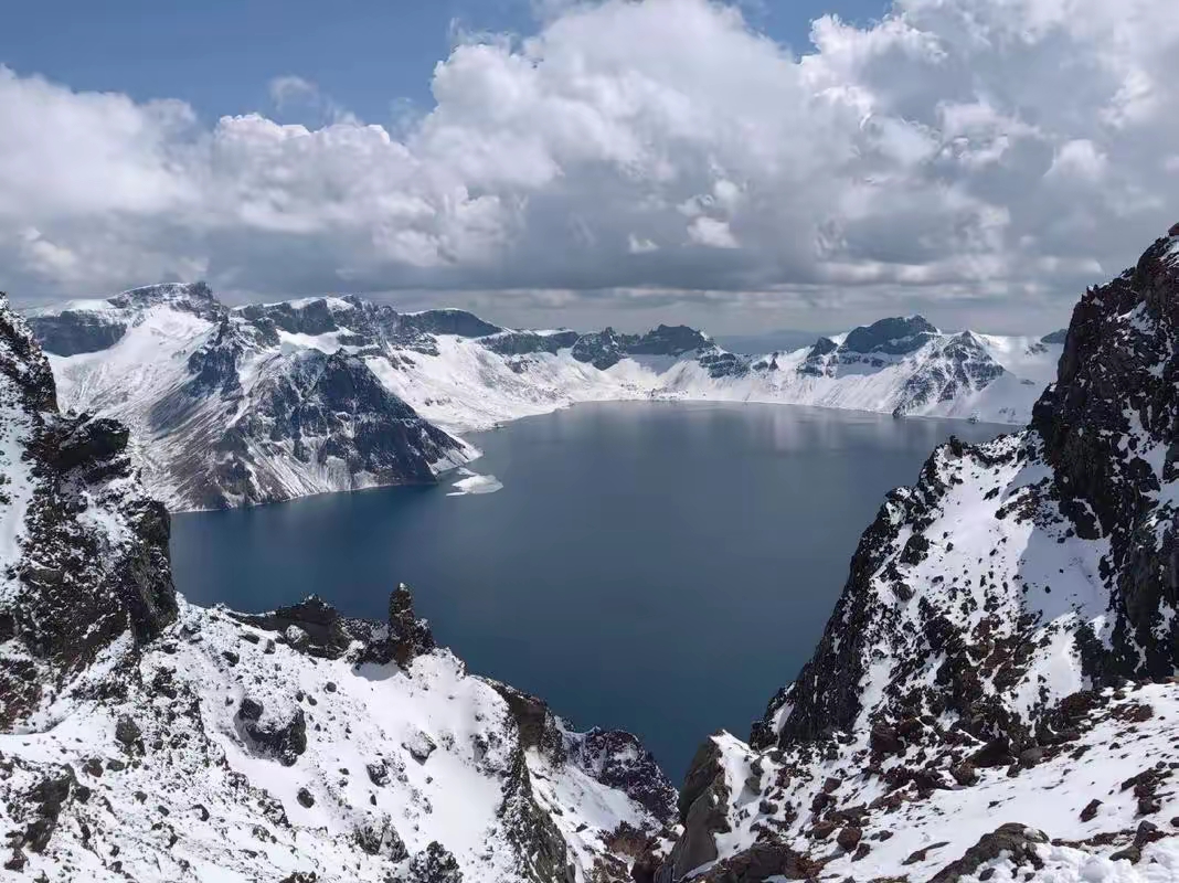 东北亚最高峰长白山(朝鲜称白头山)的云雾中,隐藏着一场跨越三百年