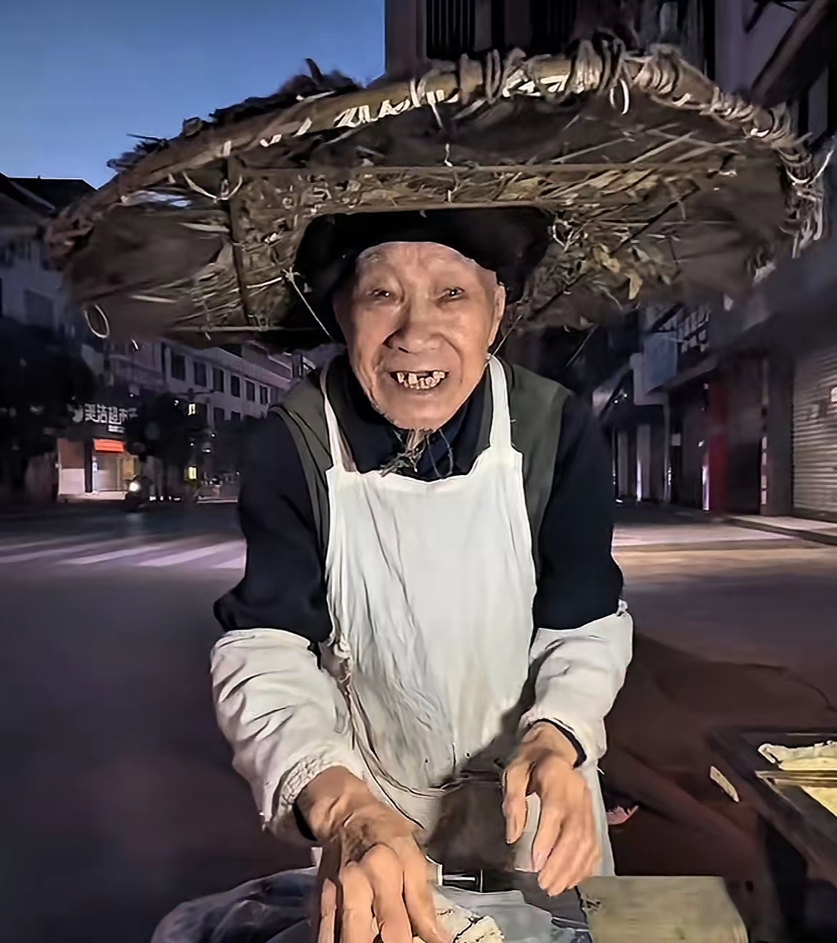 五点的乐山街头,当城市还在沉睡,90岁的李爷爷已佝偻着背摆好竹蒸笼