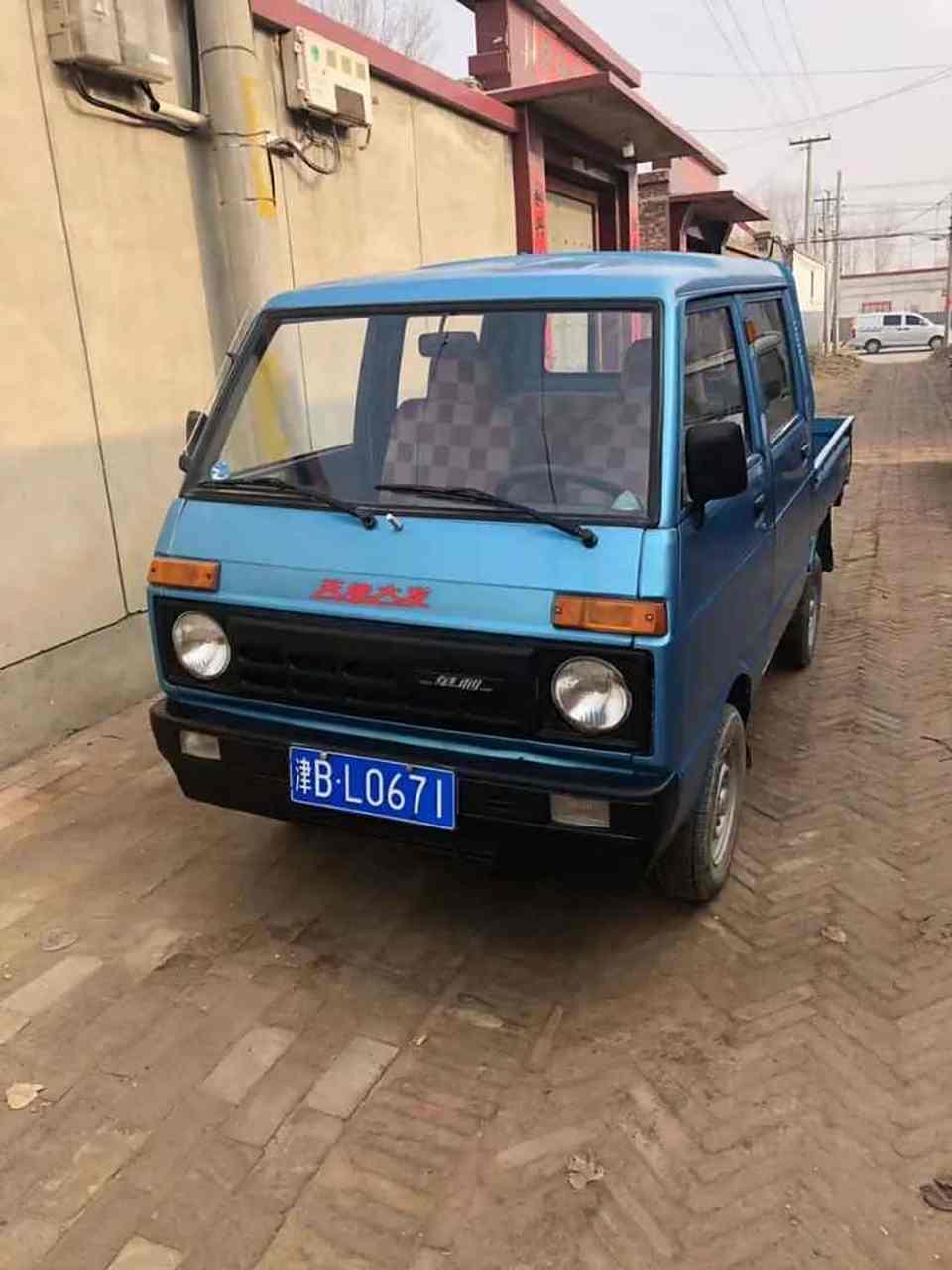 汽车# 这台天津大发还能够正常上路,感觉也很有年代感了.