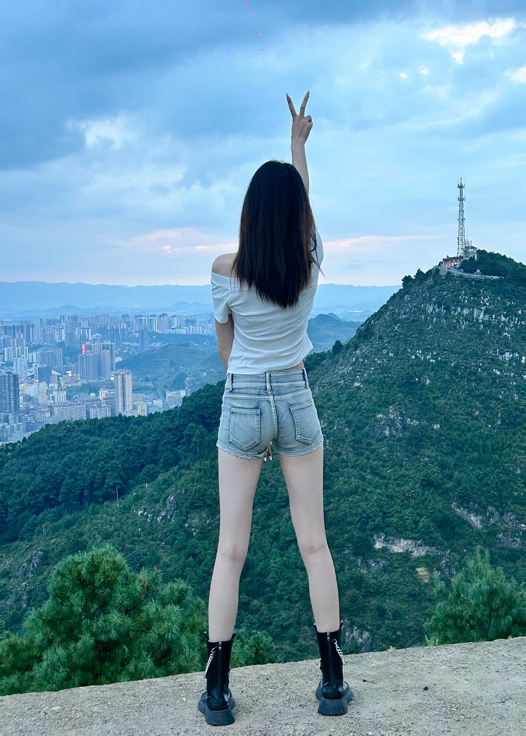 极品美女,完美身材,唯美背影262. 哇,这里风景太美了,忍不住比个耶!