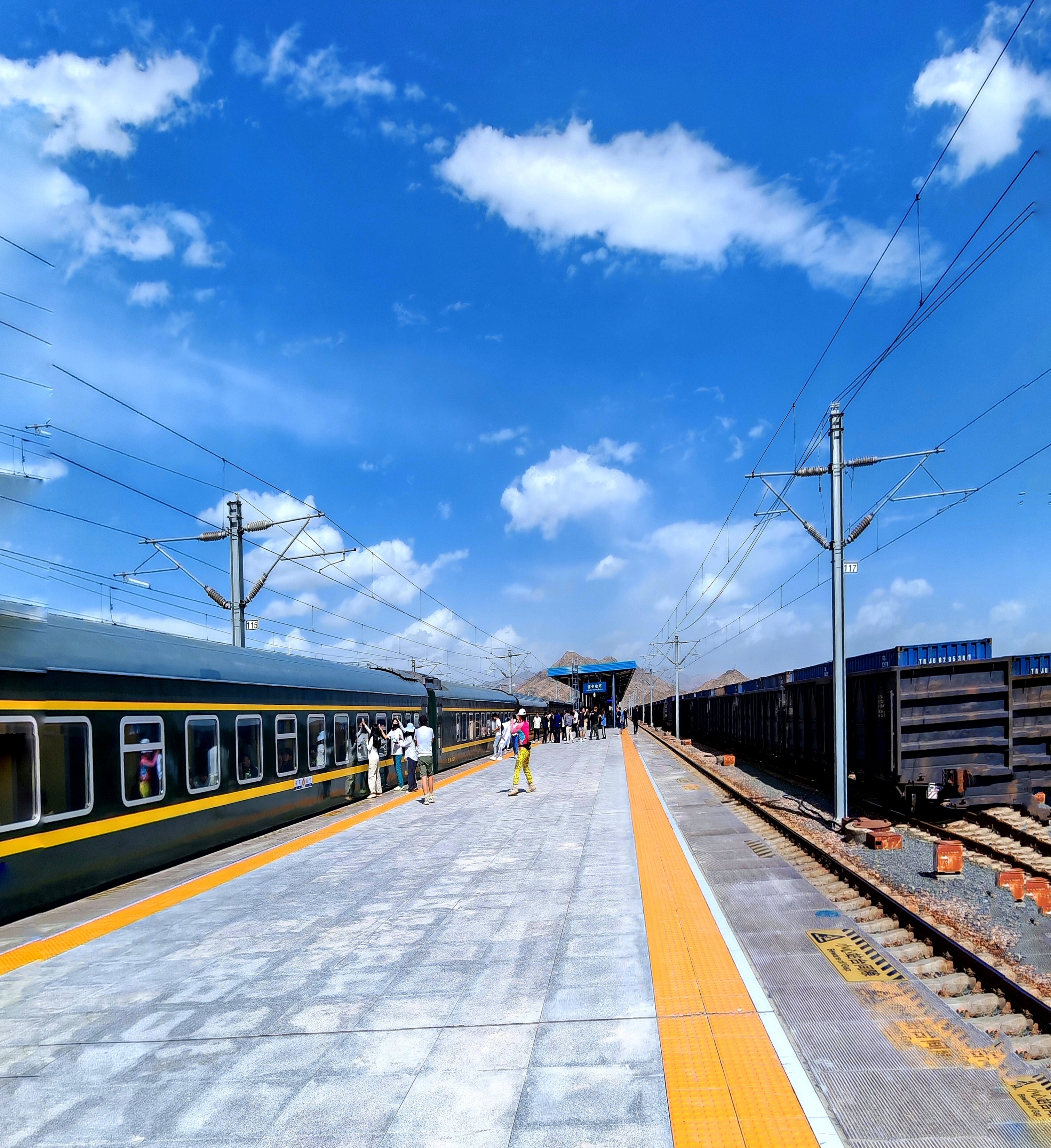 风景# #记录旅行风光# #最美风景在路上#  德令哈到格尔木,沿途风景