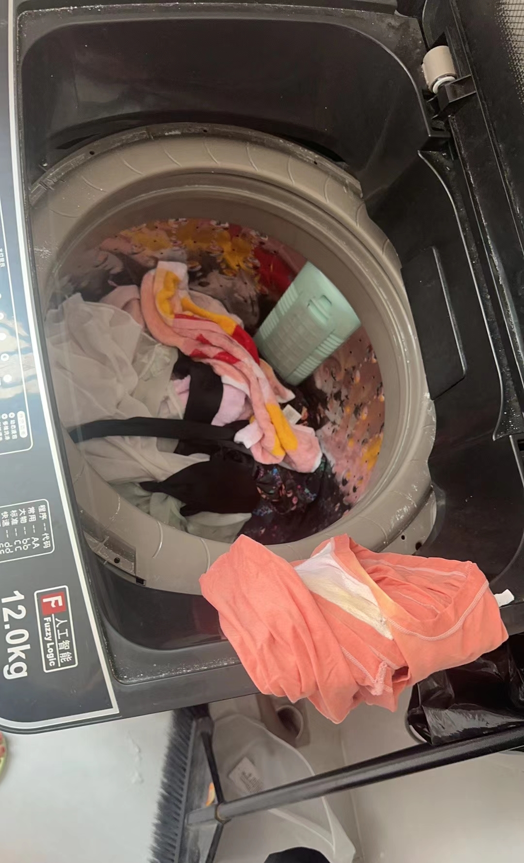 婆婆又把她的内裤和我儿子的内裤一起丢进洗衣机里跟衣服一块儿洗了