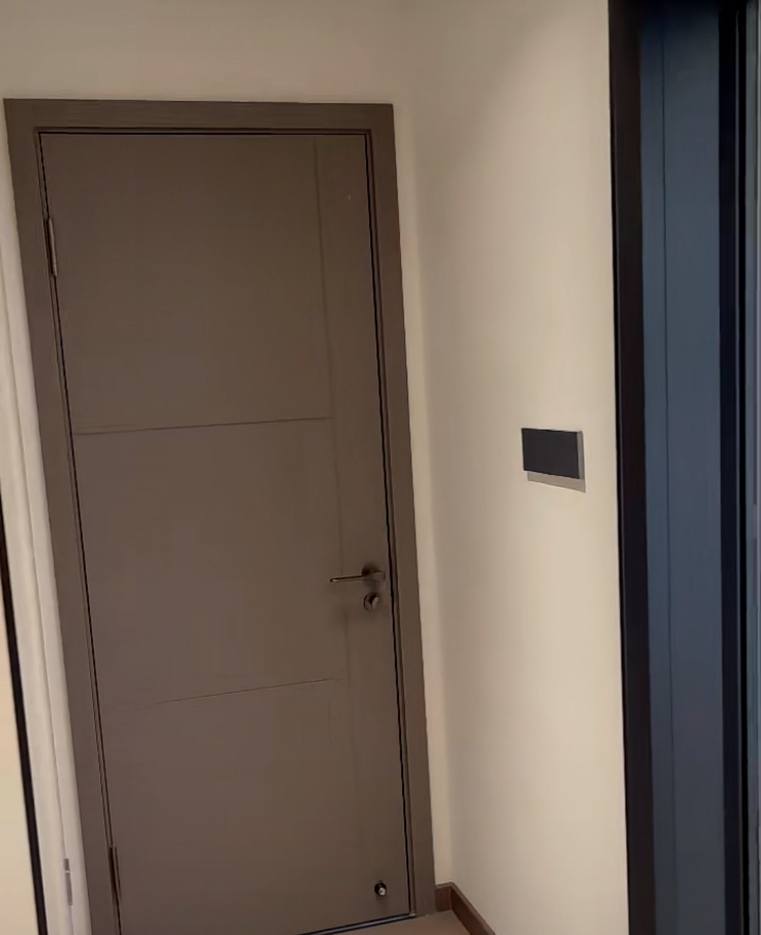 这两人一来,竟直接钻进哥哥嫂嫂的房间,还关上了房门