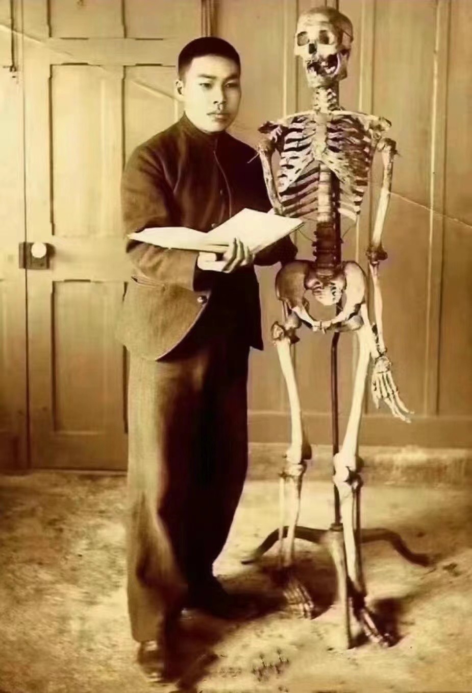 【老照片】 1901年,仙台医学院里27岁的解剖讲师藤野严九郎先生,和一