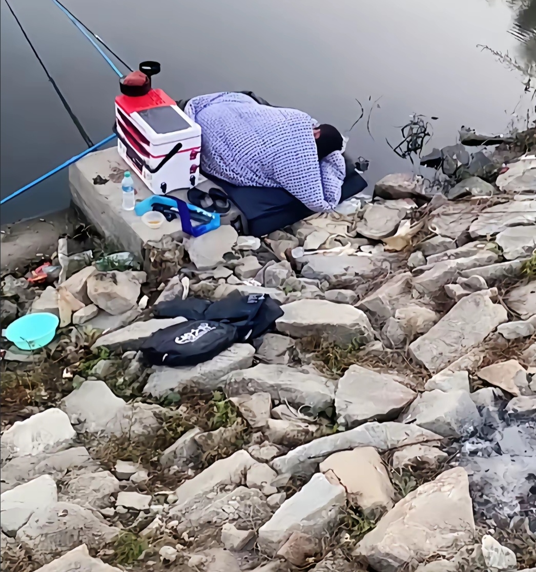 老人言:嫁夫不嫁钓鱼男;娶妻不娶打牌女;亲戚再近少来往;朋友再好不共