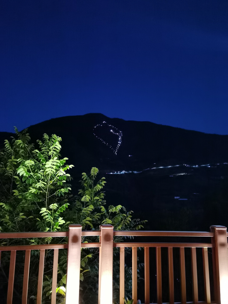 一早在飞猪上买好西昌到木里县的汽车票,早上八点准时出发.