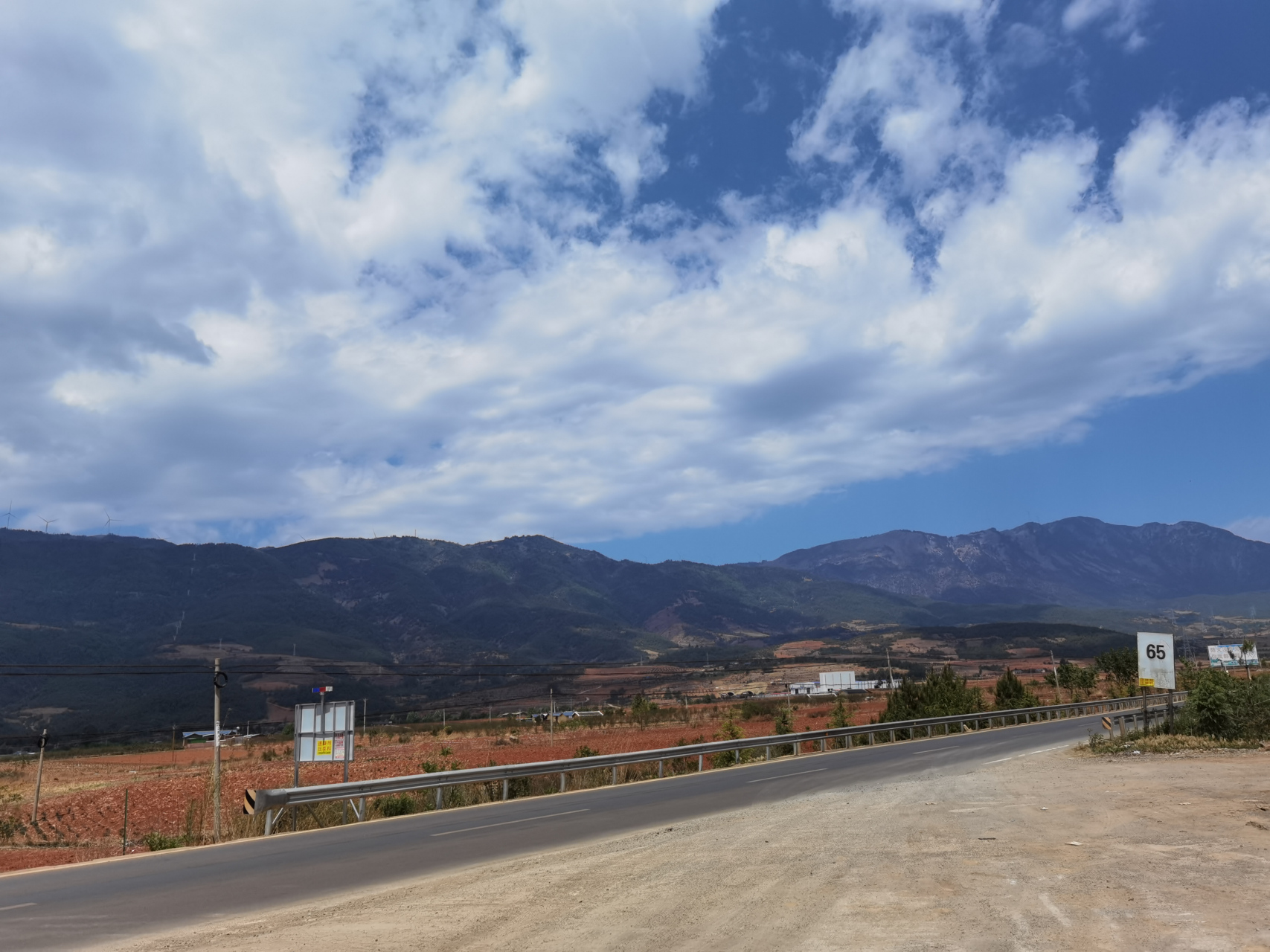 一早在飞猪上买好西昌到木里县的汽车票,早上八点准时出发.