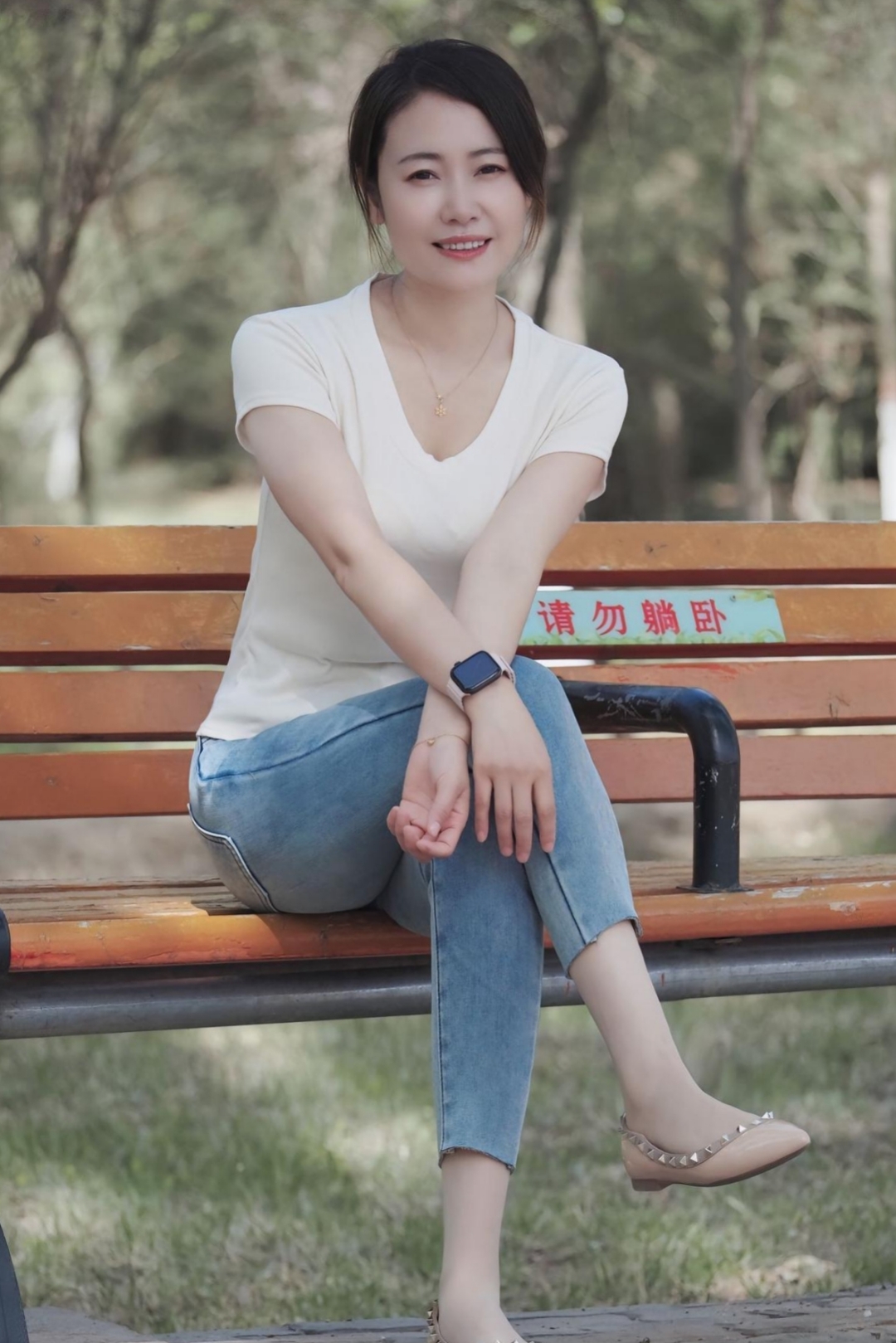 大姐结束一天辛劳的工作后,来到公园稍作休息