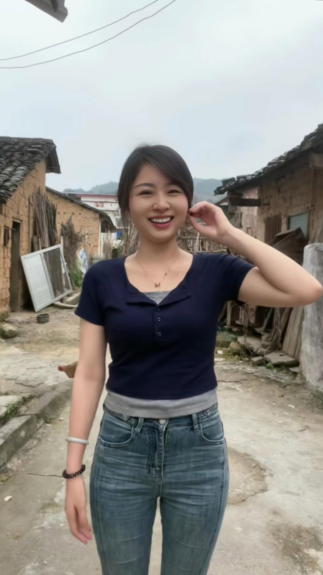 她身姿婀娜,如柳枝般轻盈摇曳