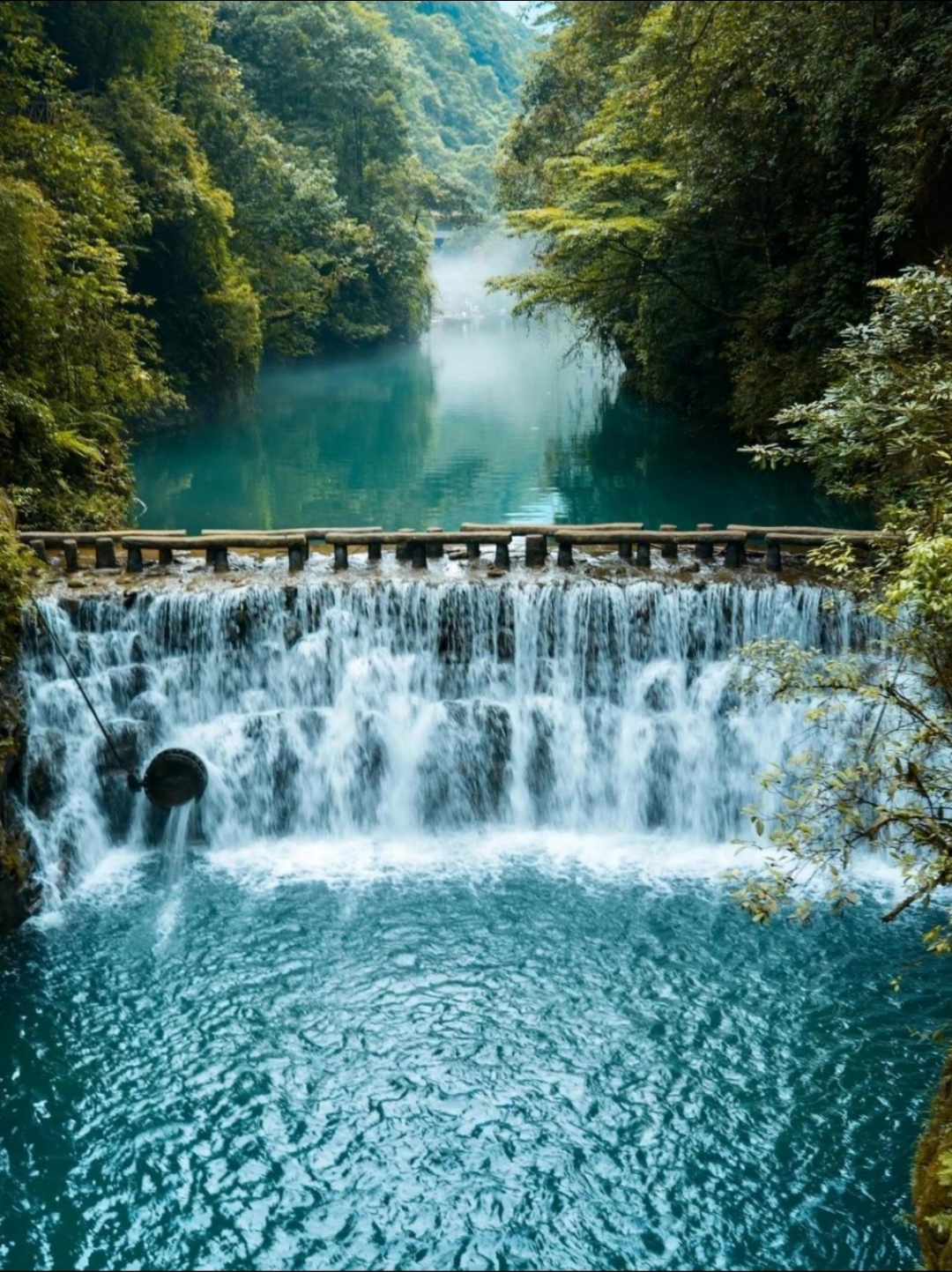 "青山绿水,小桥流水"那瀑布如白练悬空,从岩石间倾泻而下,激起层层
